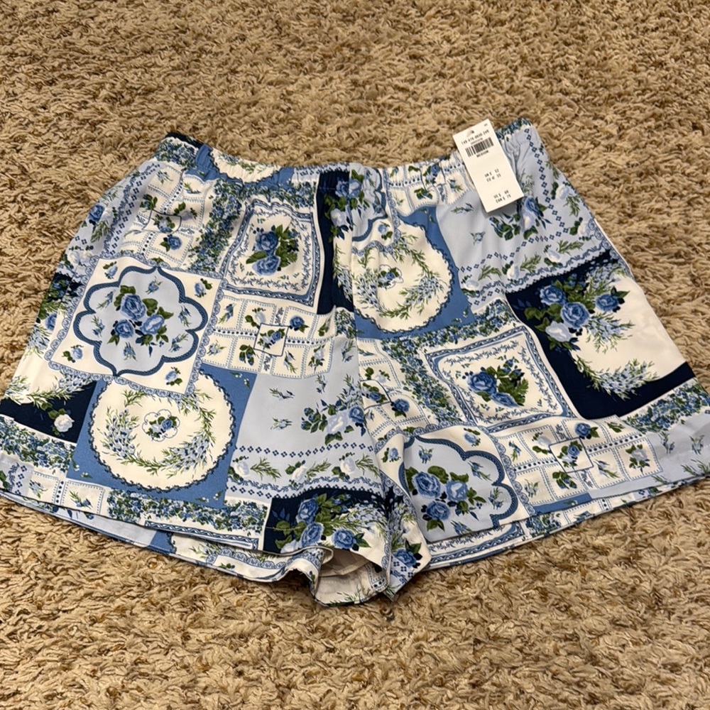 NWT. Abercrombie & Fitch Floral Blue Women's Shorts with pockets. Size M